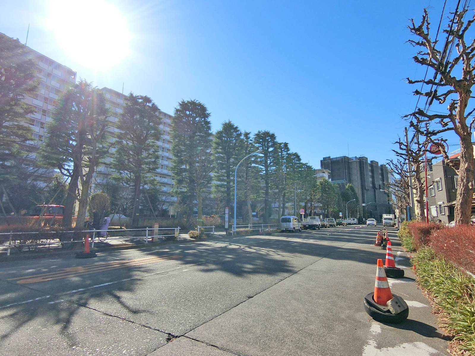 諏訪通り沿いに立地