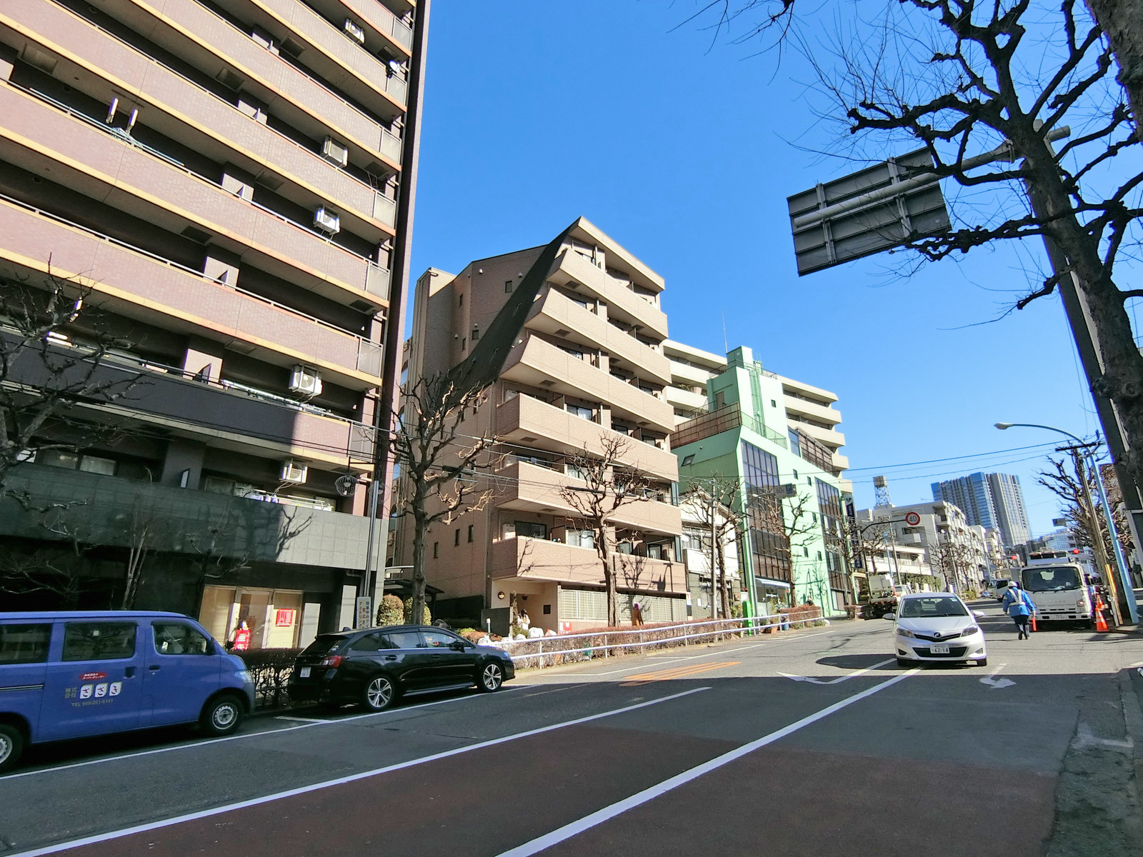 諏訪通り沿いに立地