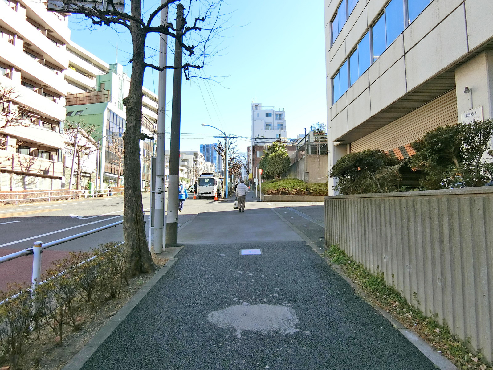 新宿ユーエストビル前面の通り