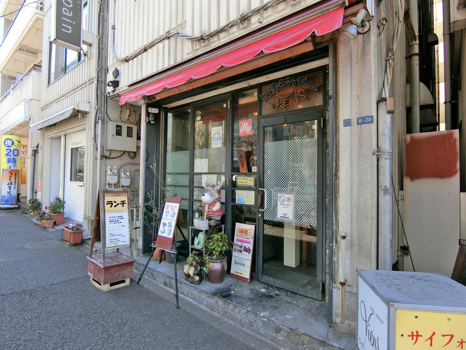 向かいの通りのカフェレストラン「VIENS」