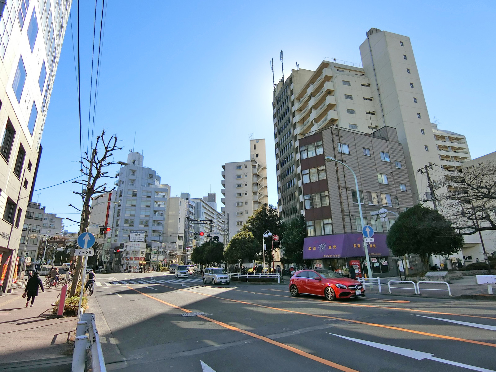 早稲田通り沿いに立地