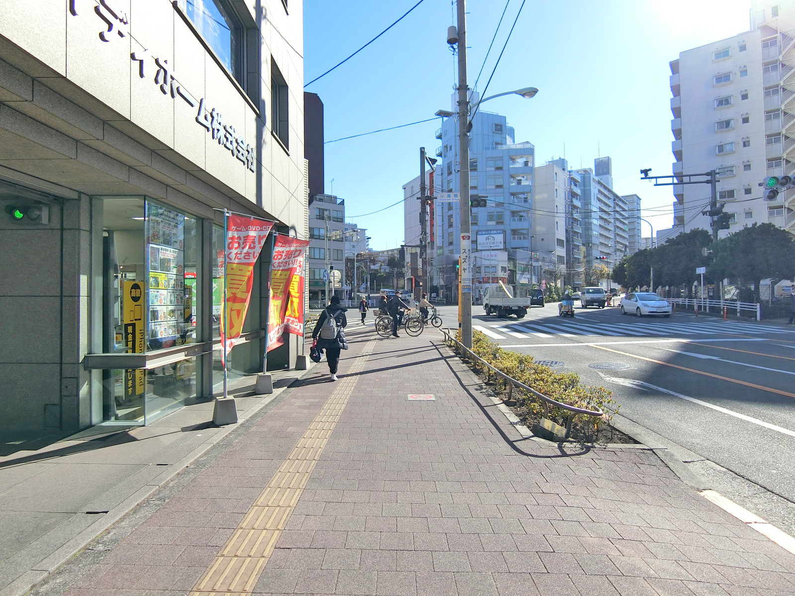 iDビル前面の通り