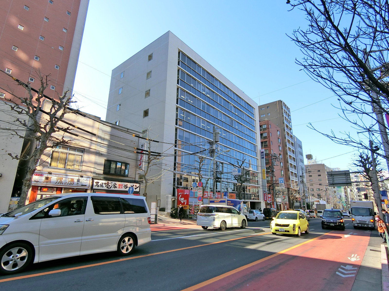 早稲田通り沿いに立地