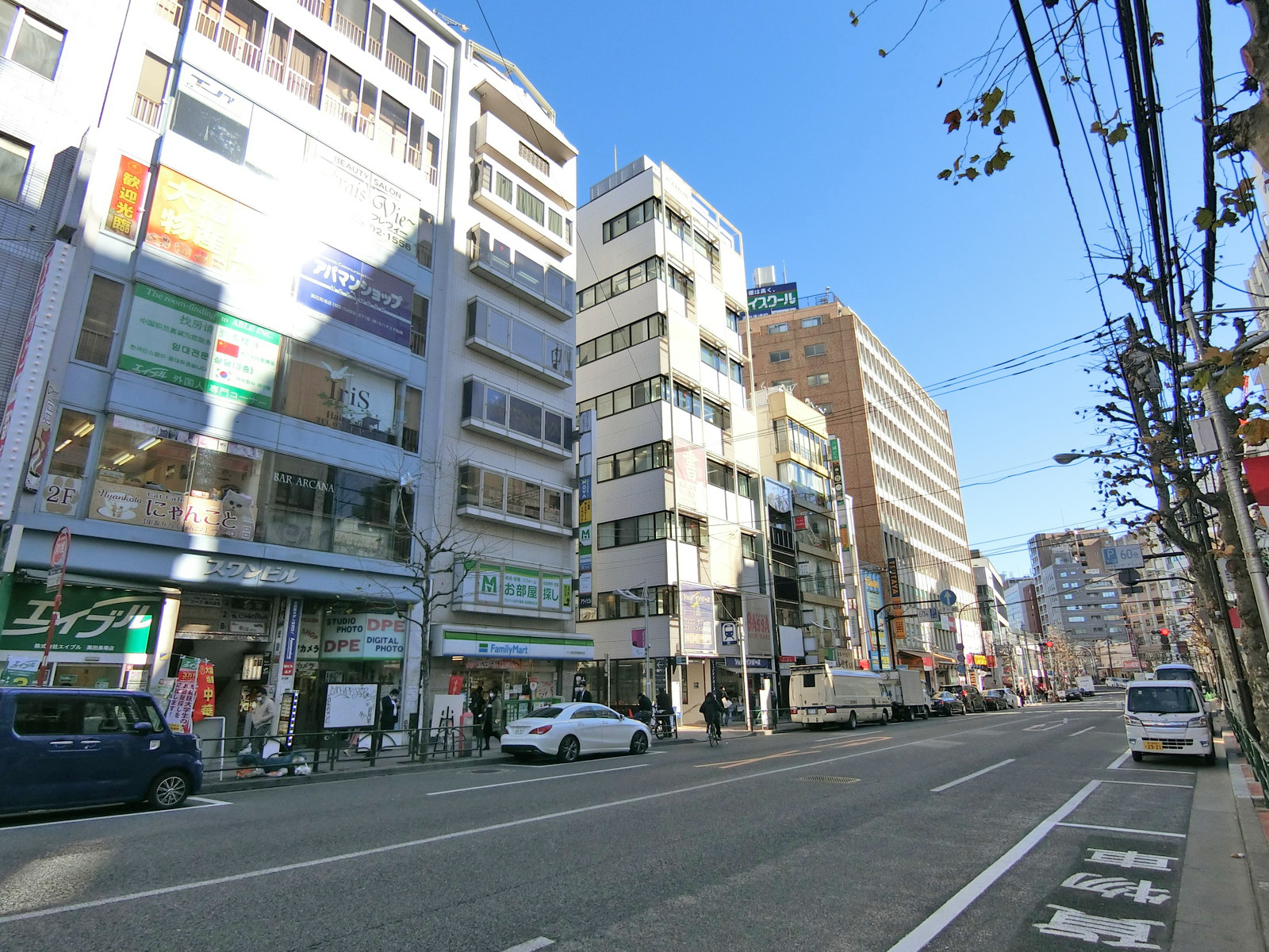 早稲田通り沿いに立地