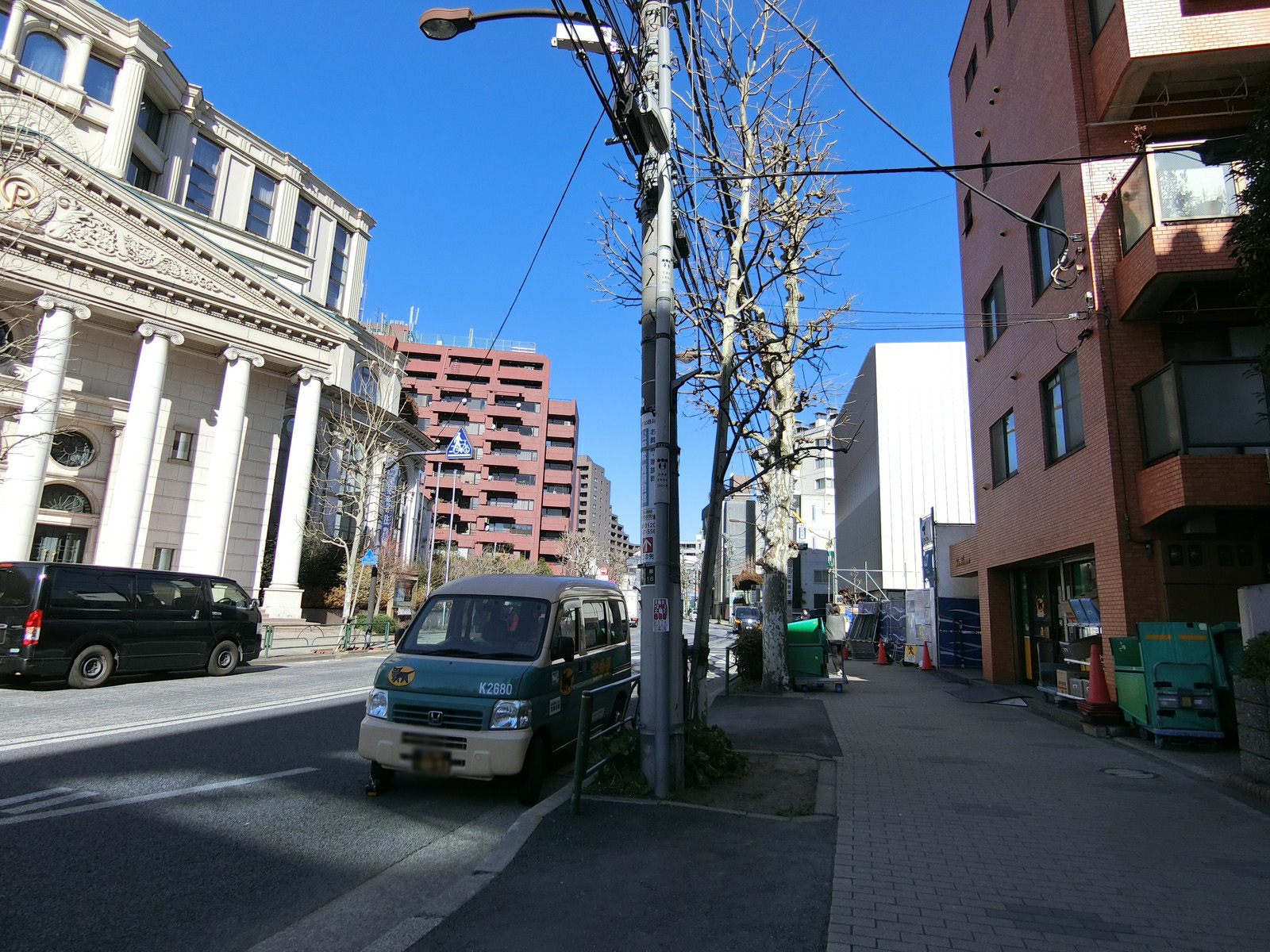 オフィスビル前面の通り