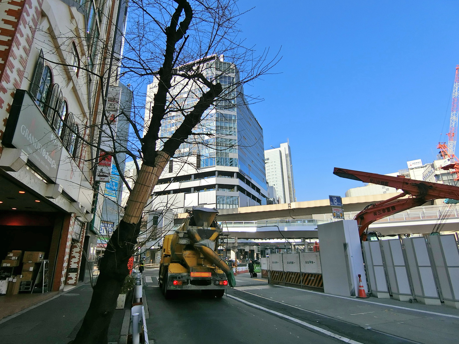 ドルチェ渋谷ビル前面の通り