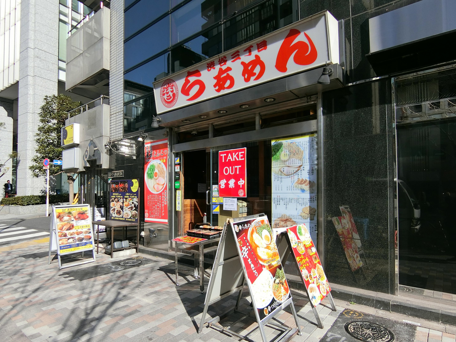 周辺には飲食店が複数あり