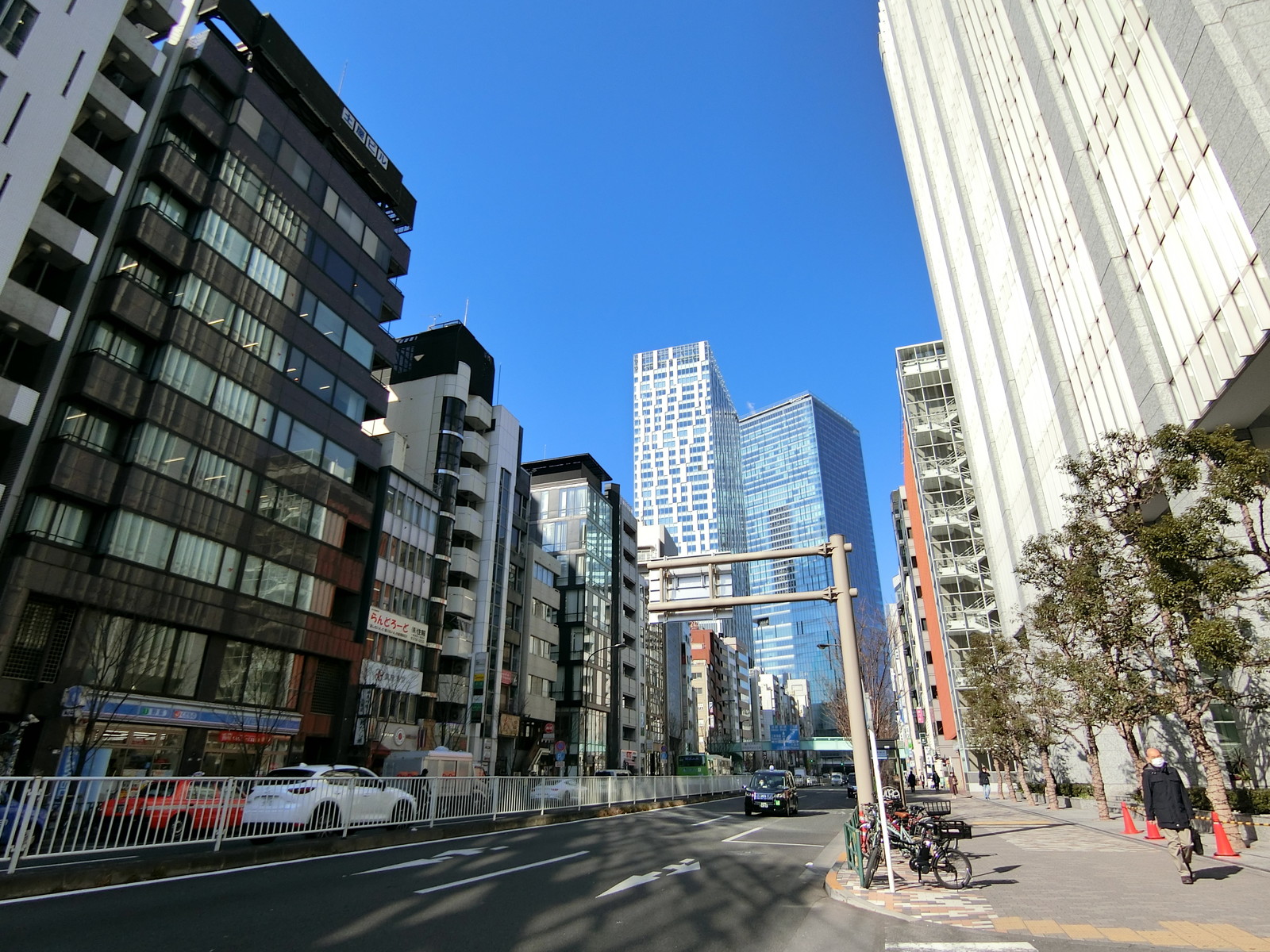 渋谷プレステージ前面の明治通り