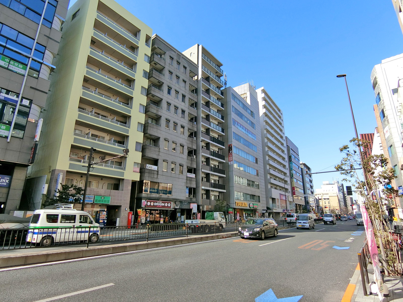 春日通り沿いに立地