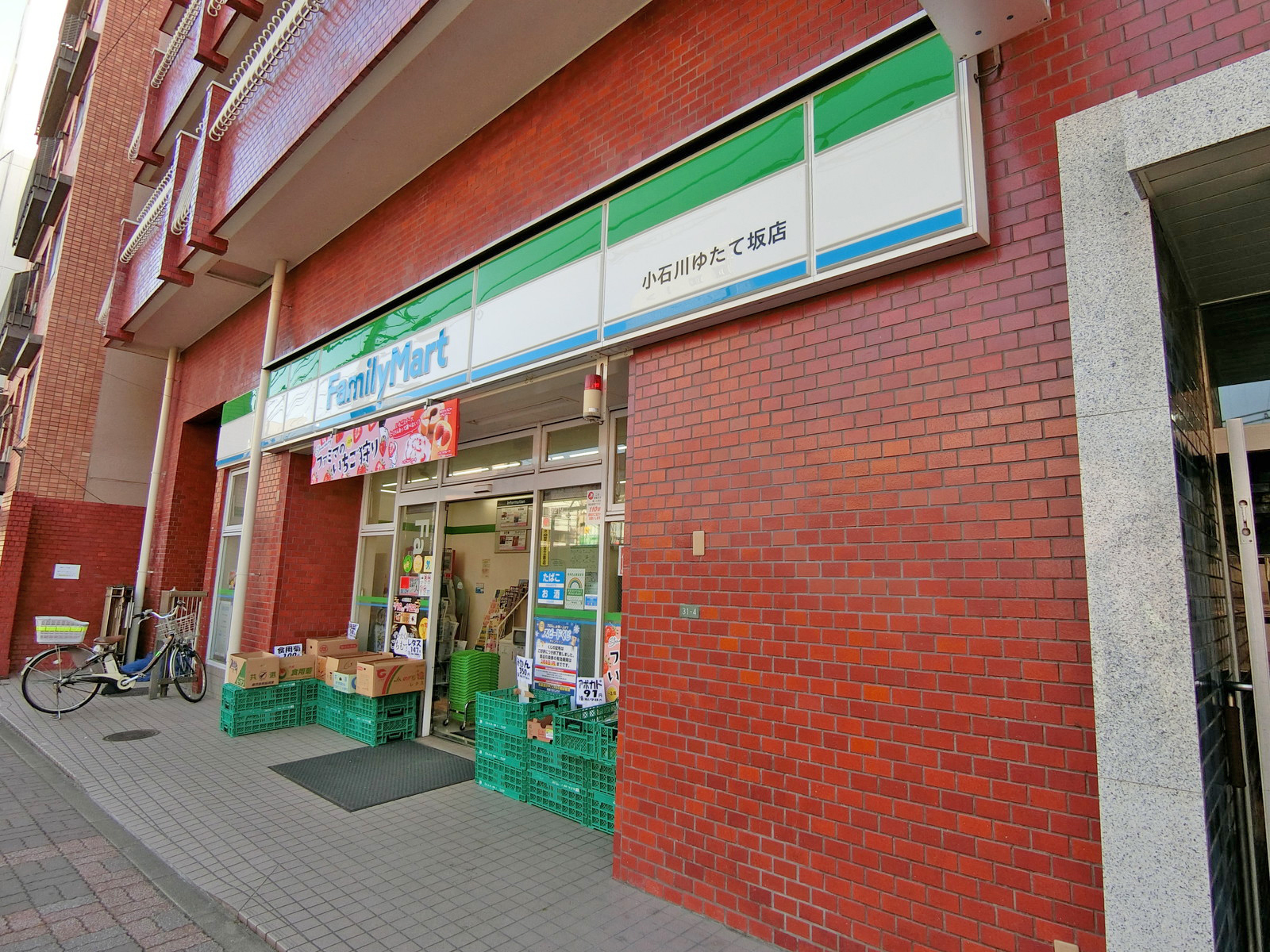 徒歩1分のファミリーマート小石川ゆたて坂店