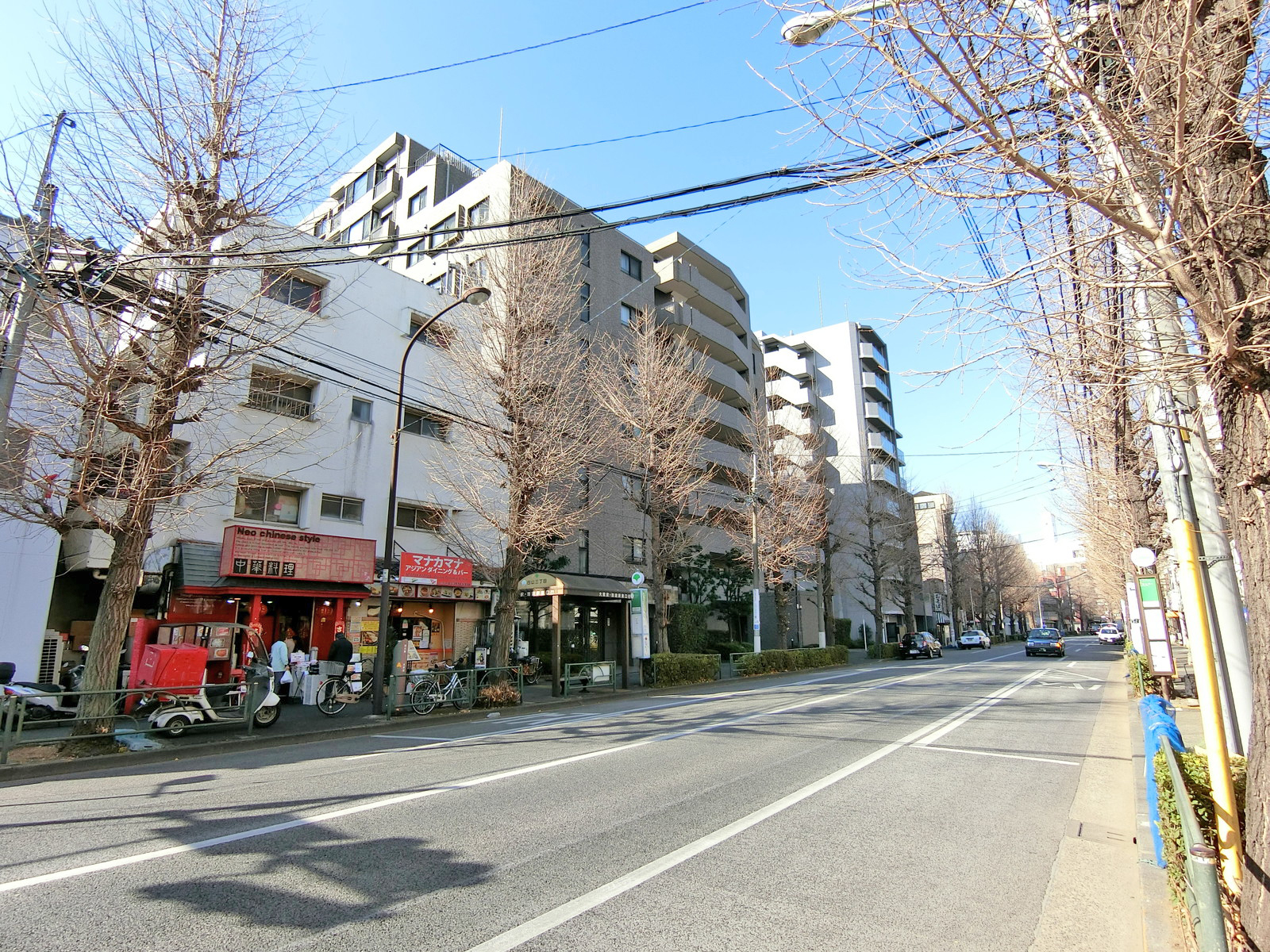 千川通り沿いに立地