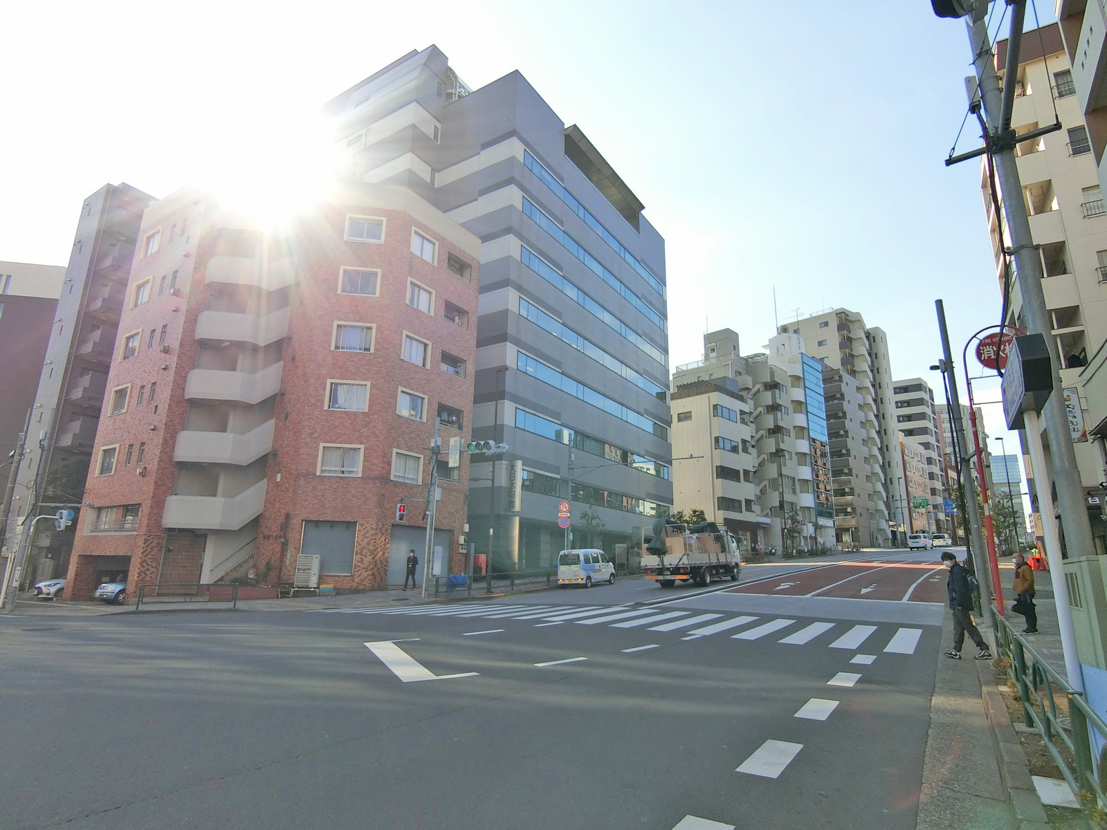 不忍通り沿いに立地