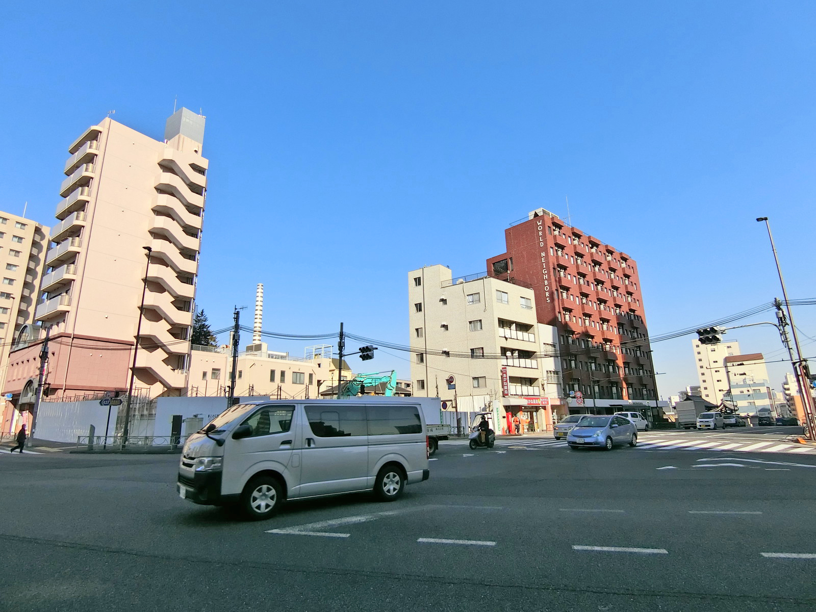不忍通り沿いに立地