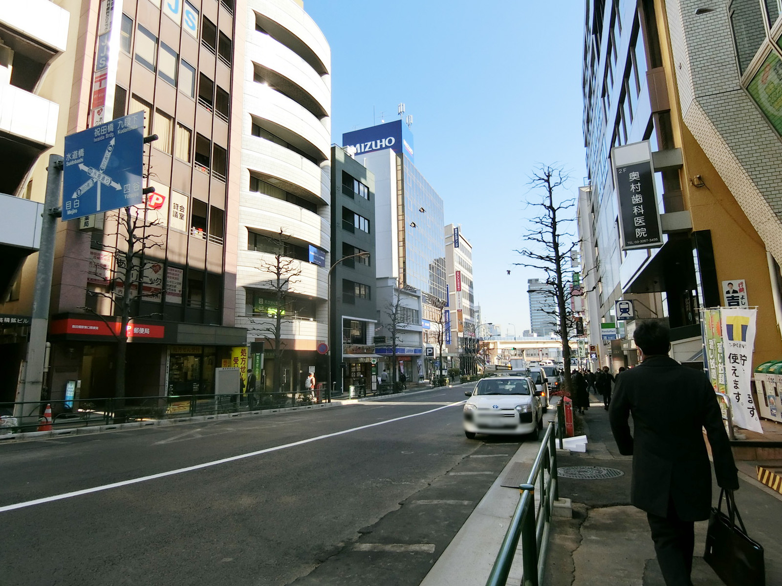 徳ビル前面の通り