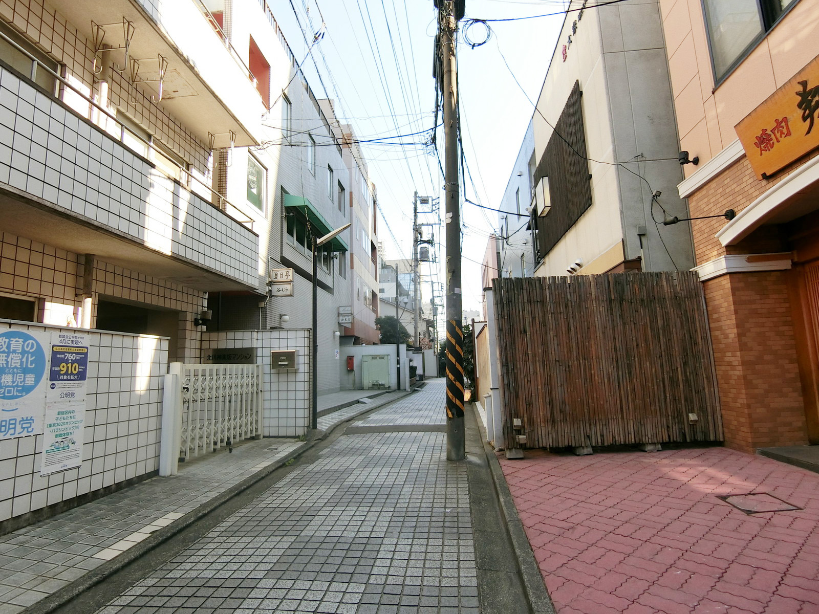 トレビスビル前面の通り