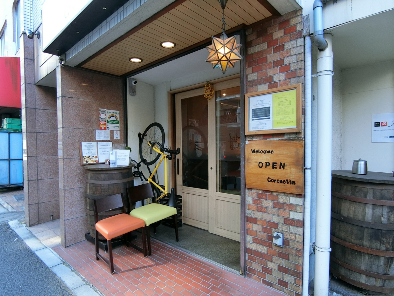 周辺には飲食店が点在