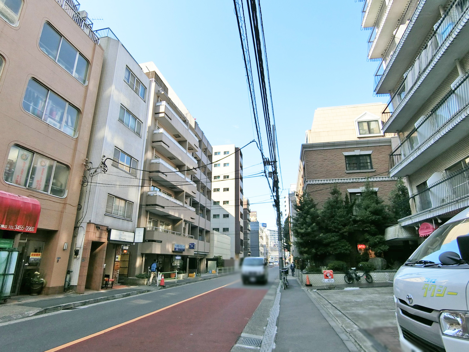 グランデ三田前面の通り
