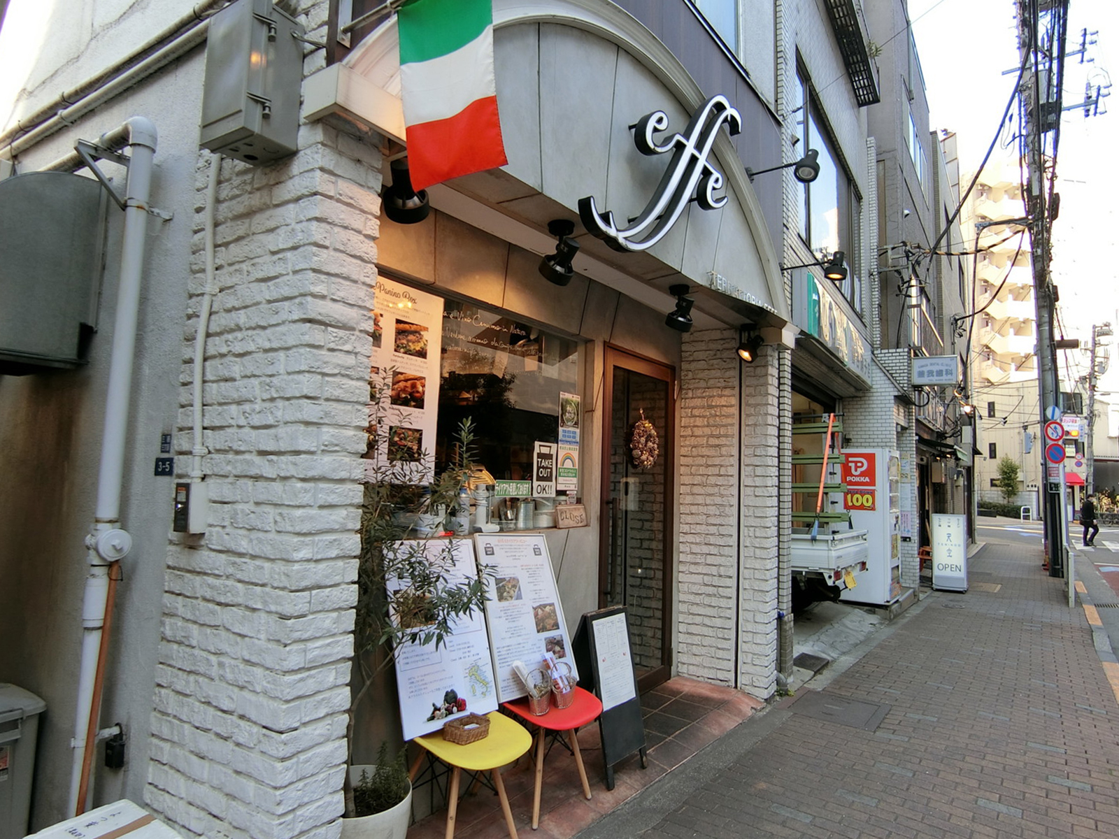 徒歩圏内には飲食店が点在