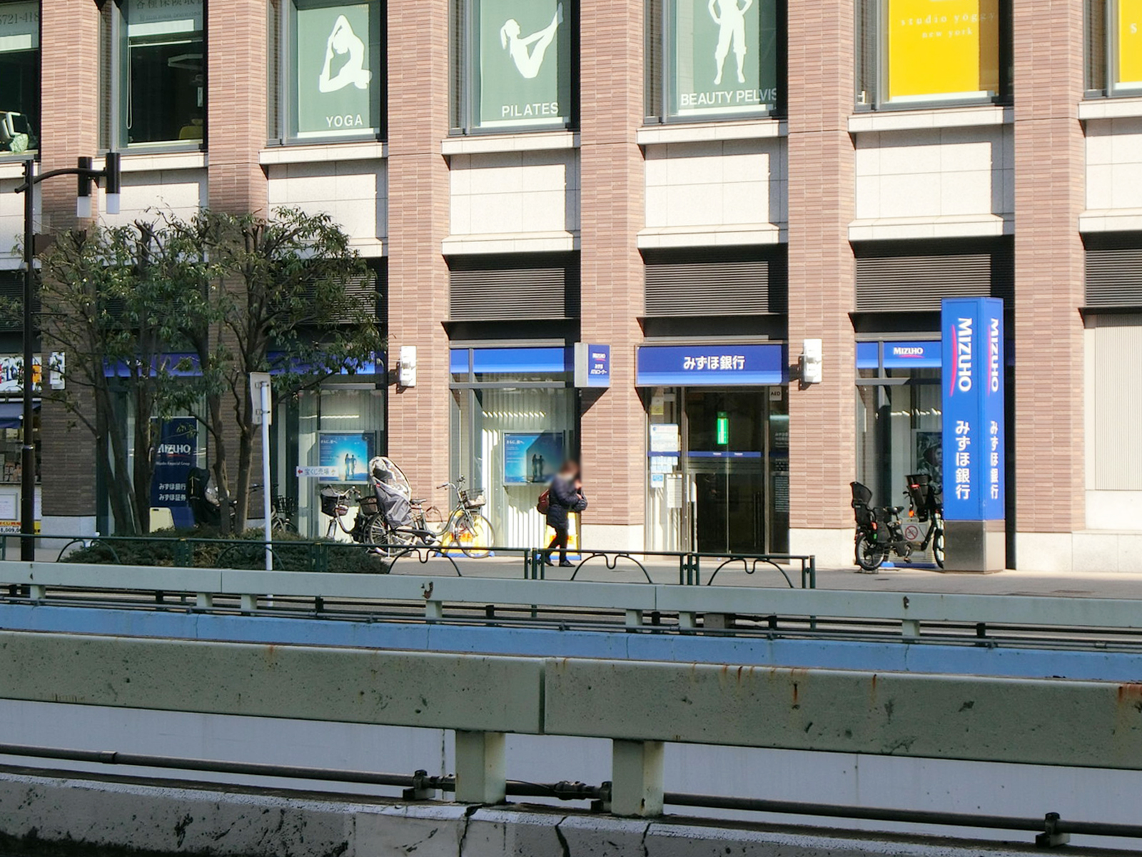 徒歩4分のみずほ銀行中目黒支店
