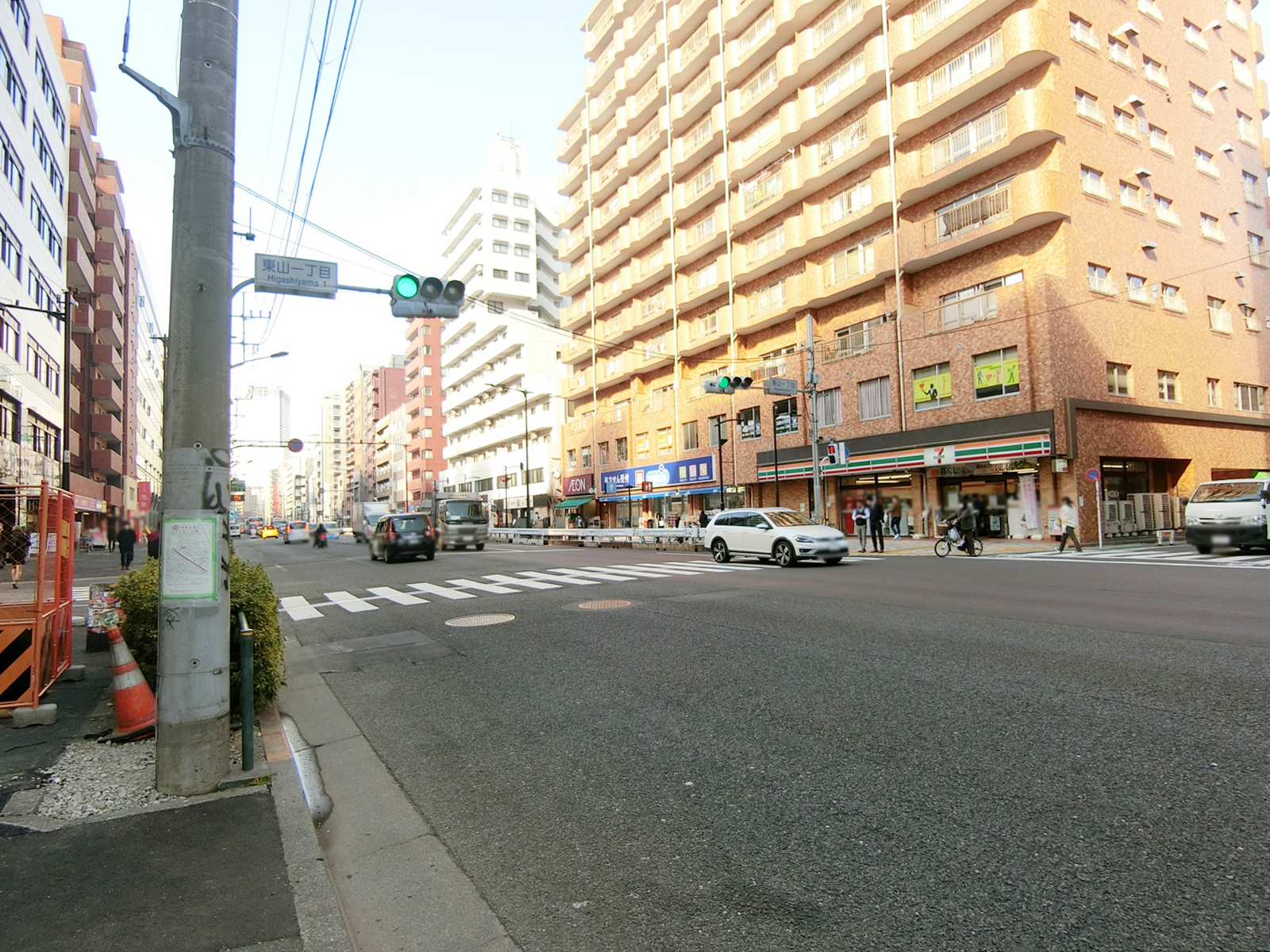 中目黒グリーンプラザ前面の山手通り