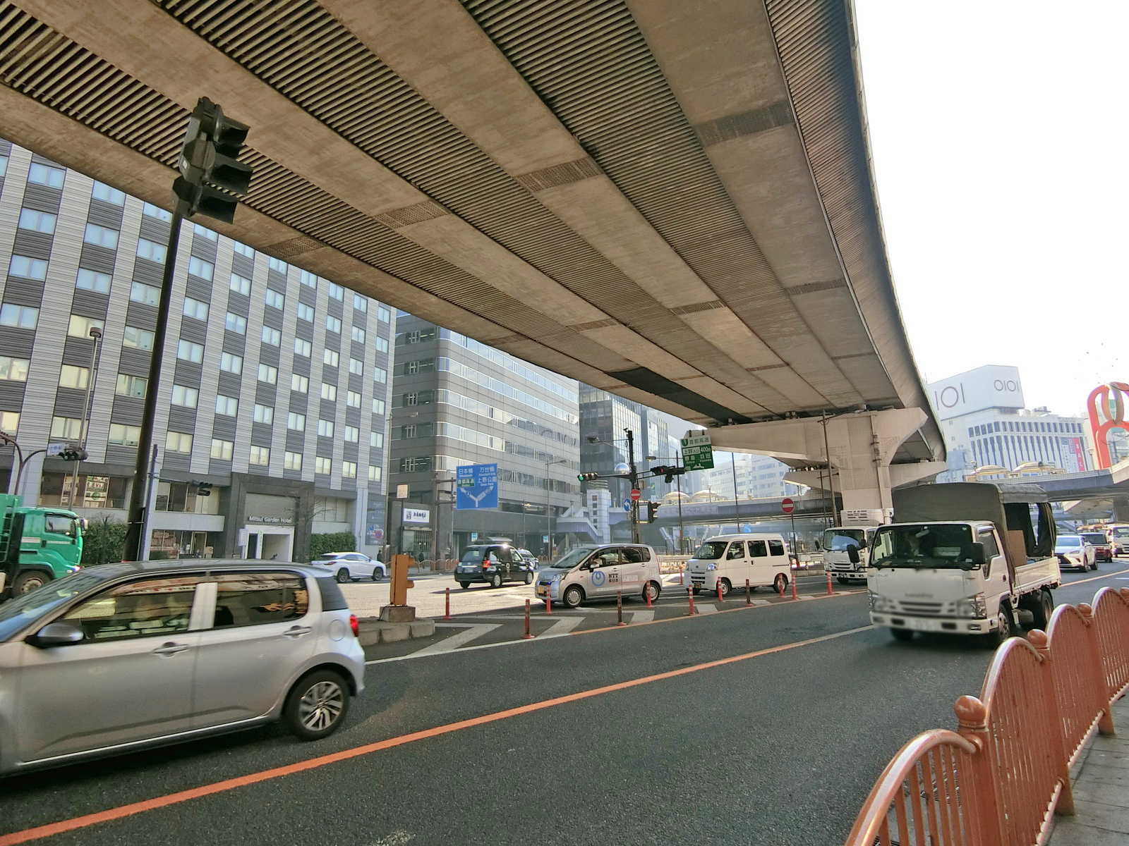 昭和通り沿いに立地