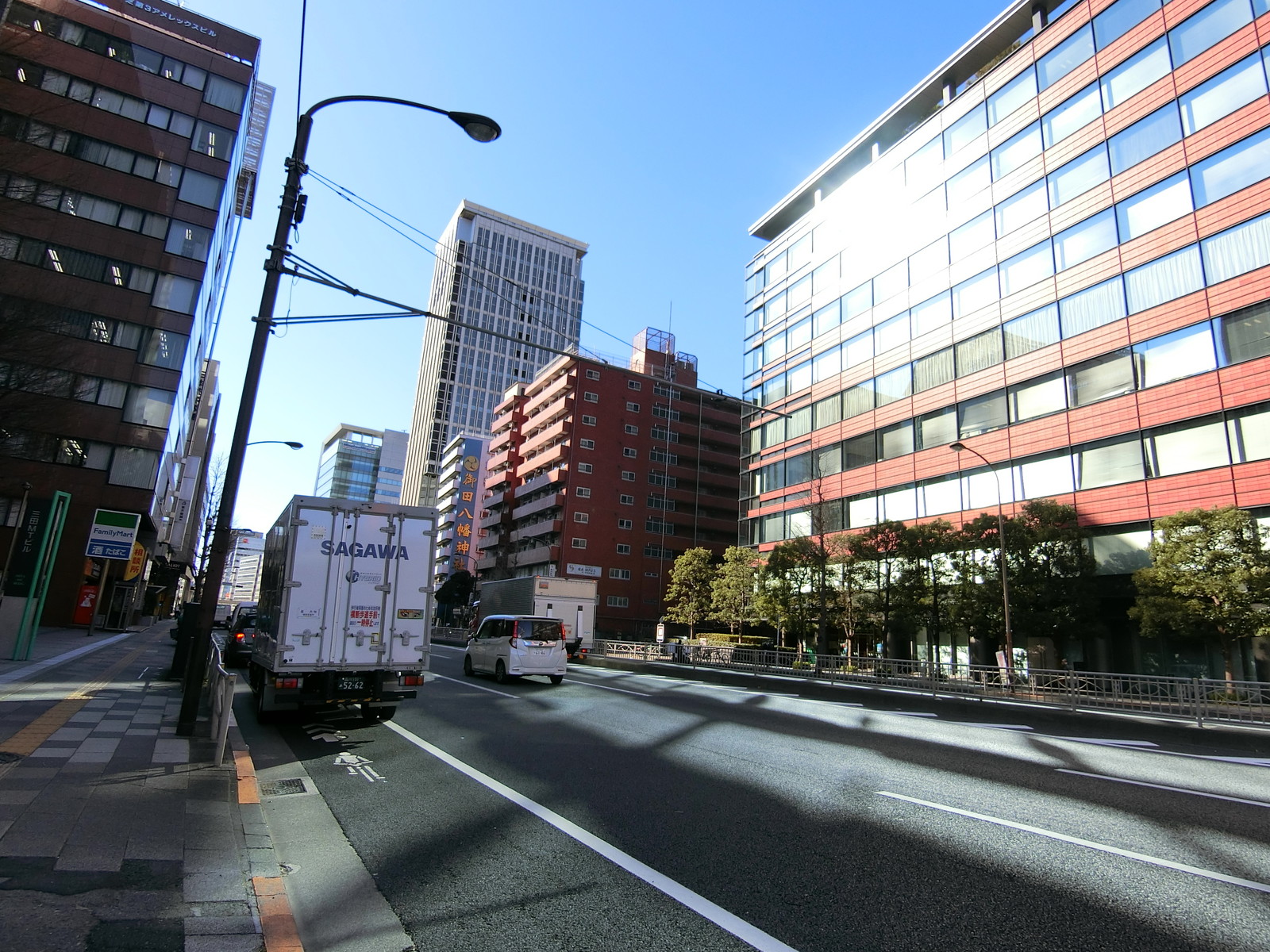 オフィスビル前面の通り