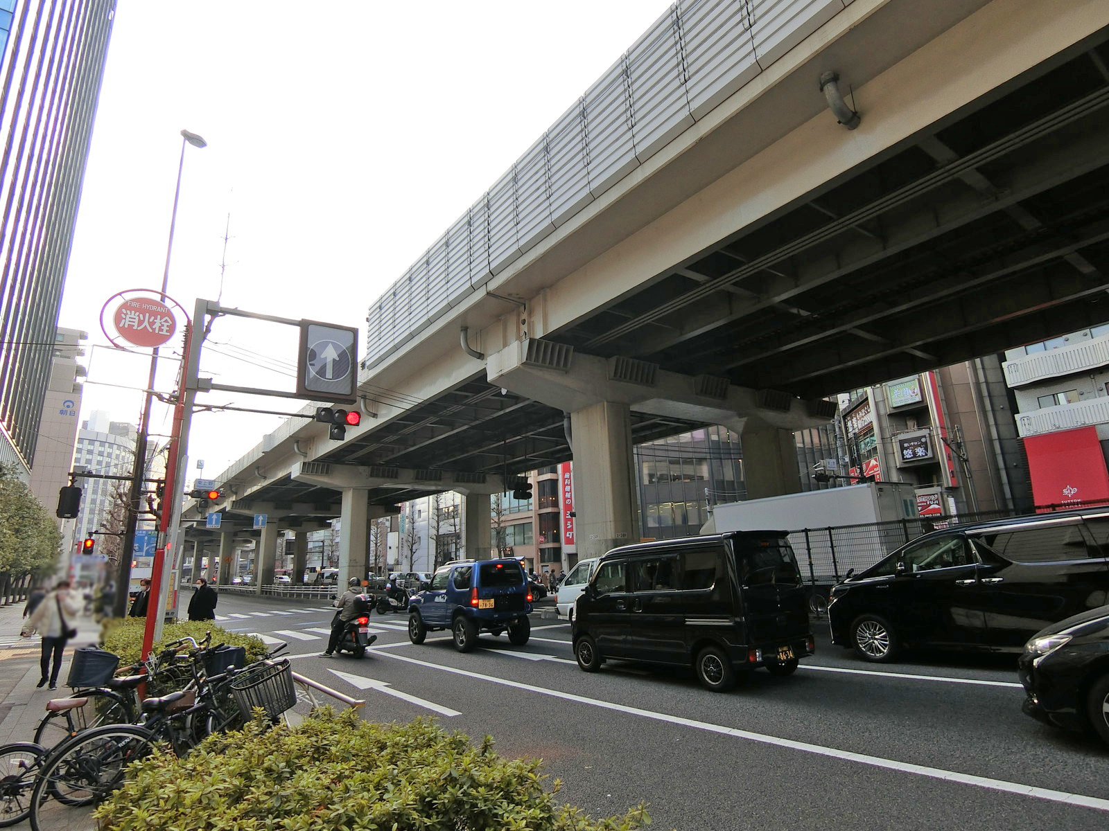 昭和通り沿いに立地