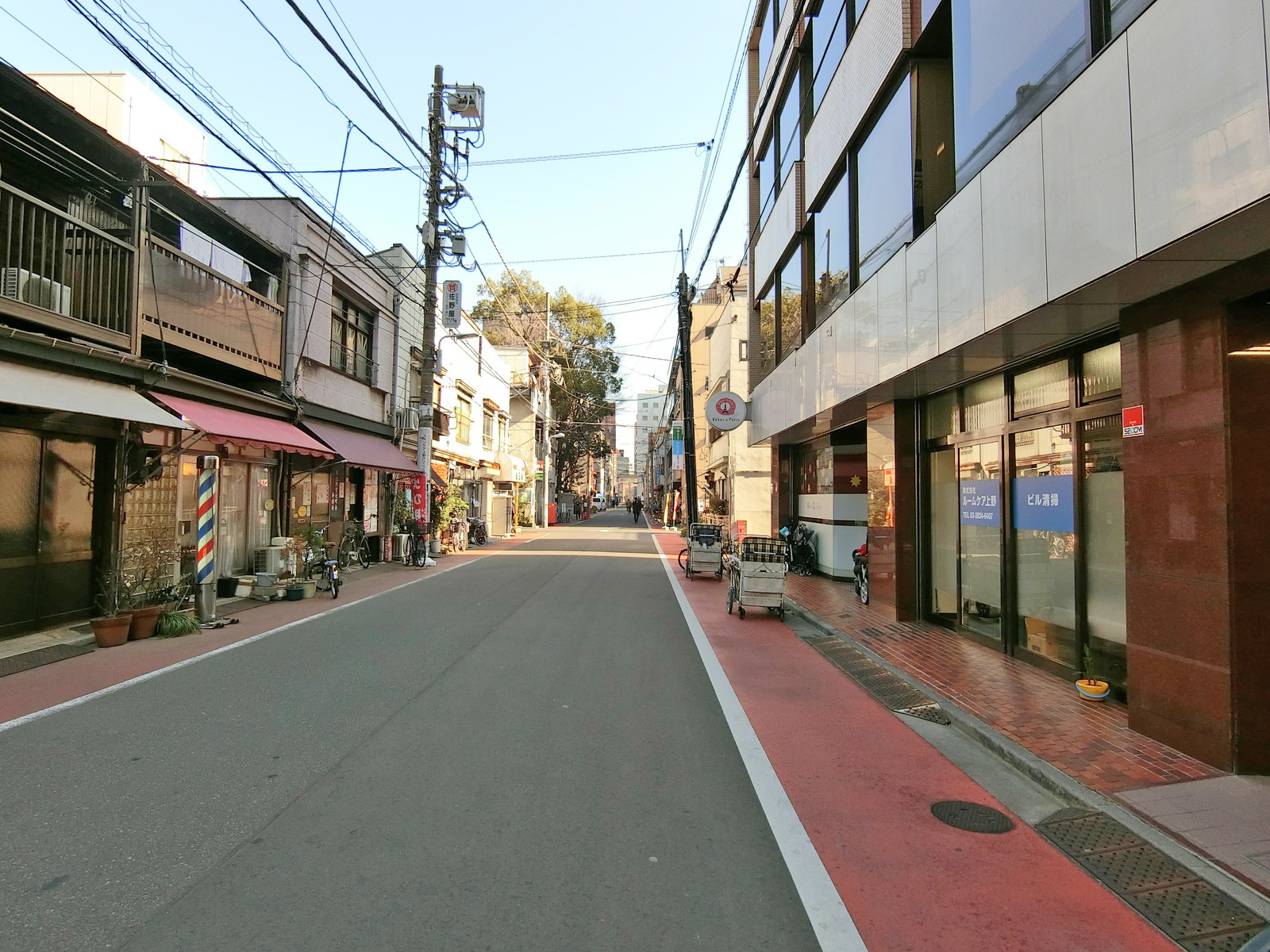 しみやビル前面の通り