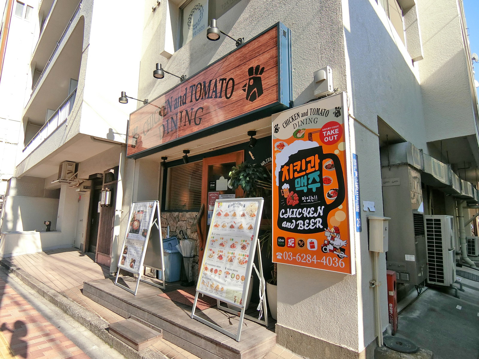 徒歩1分のCRISPY CHICKEN n' TOMATO上野店