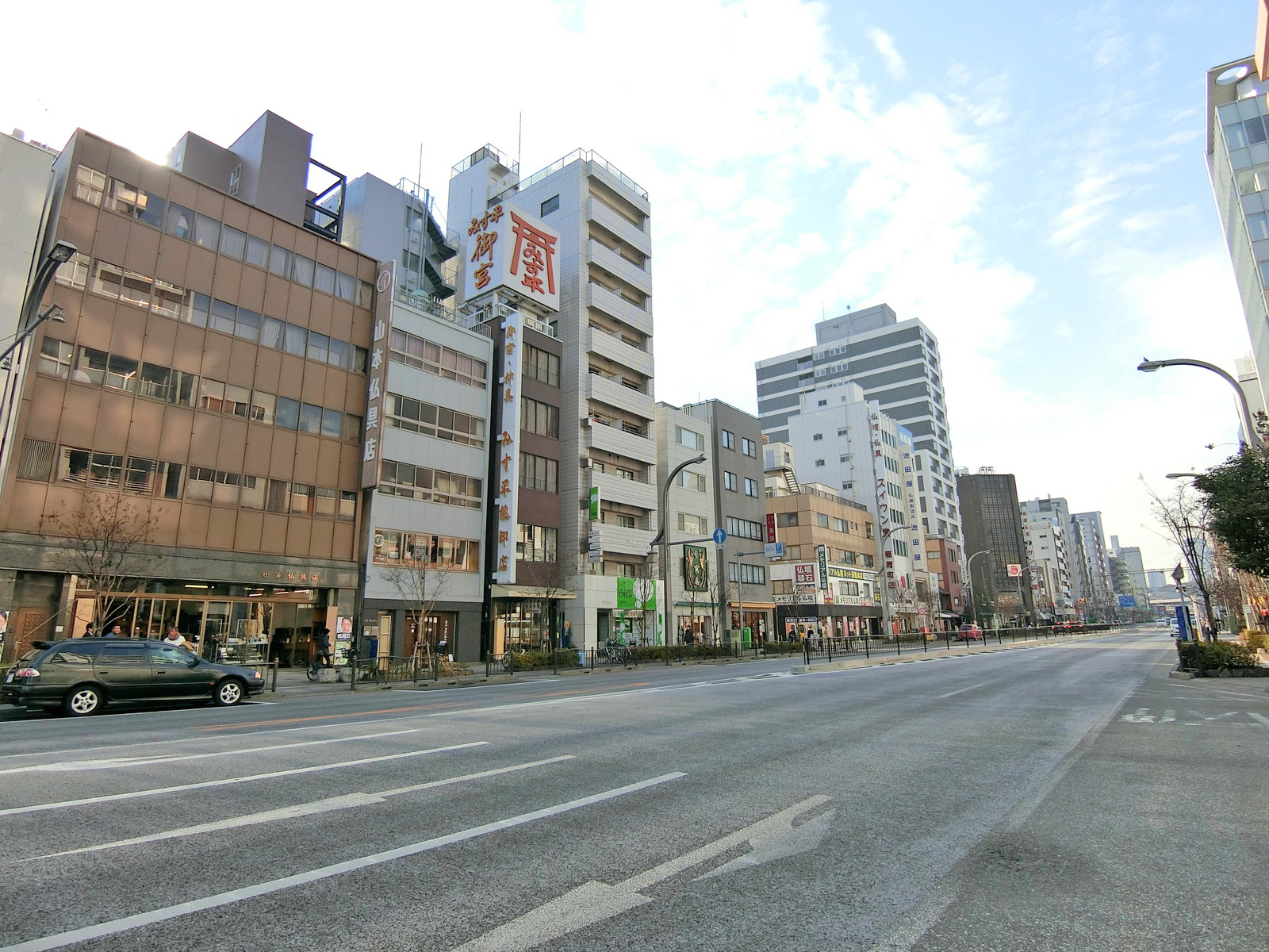 浅草通り沿いに立地