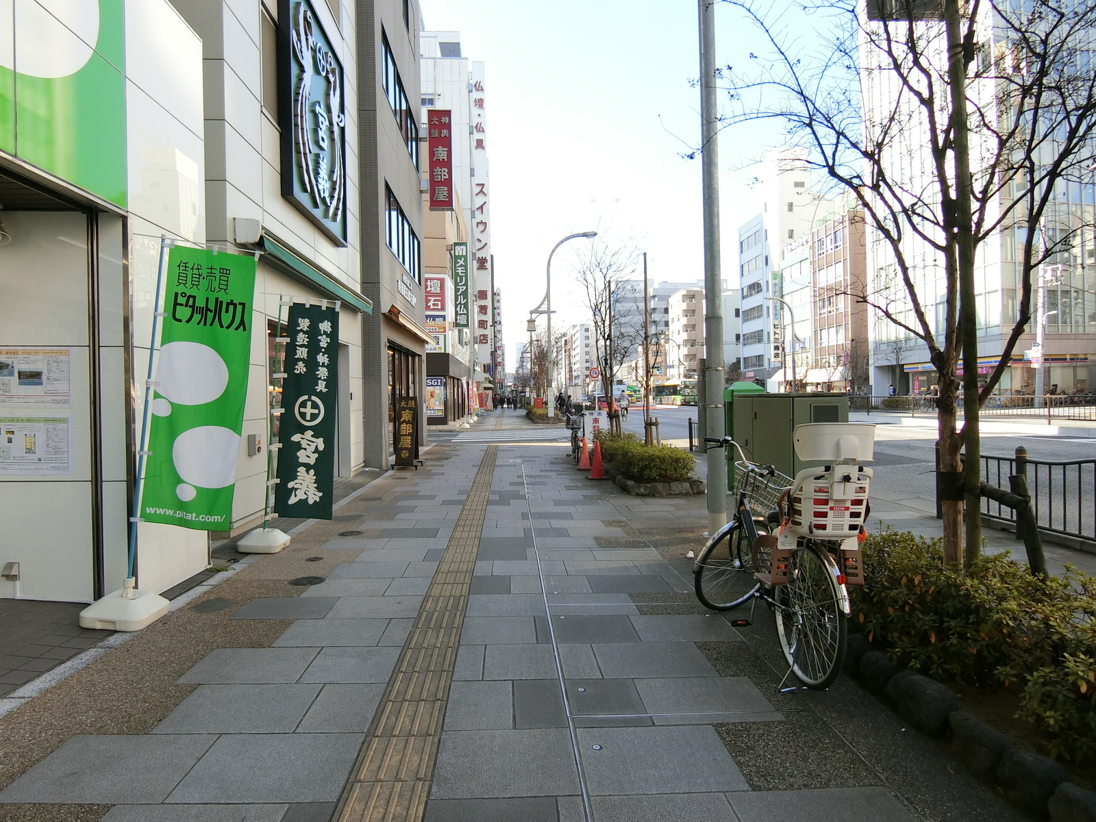 吉延ビル前面の通り