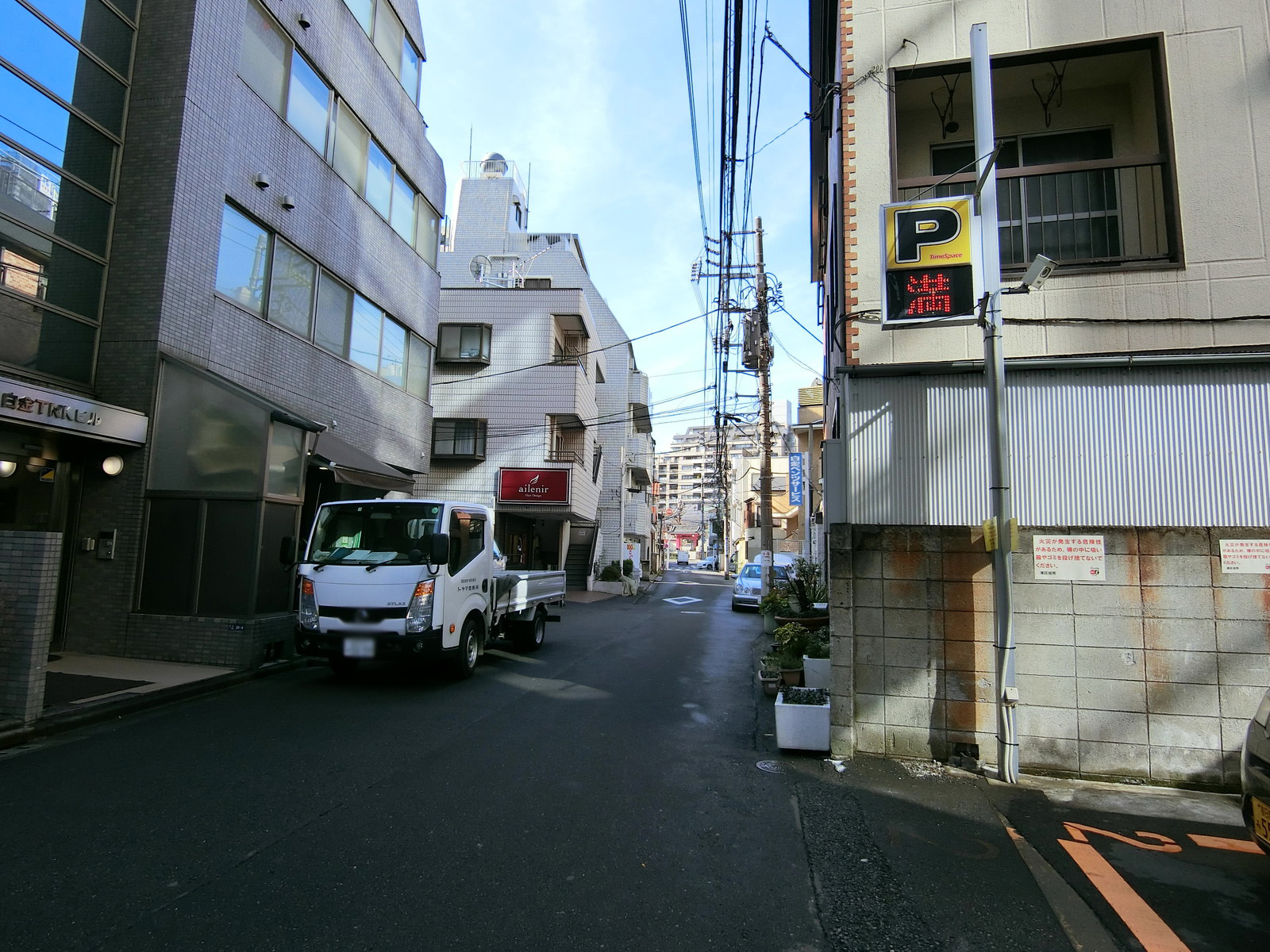 オフィスビル前面の通り