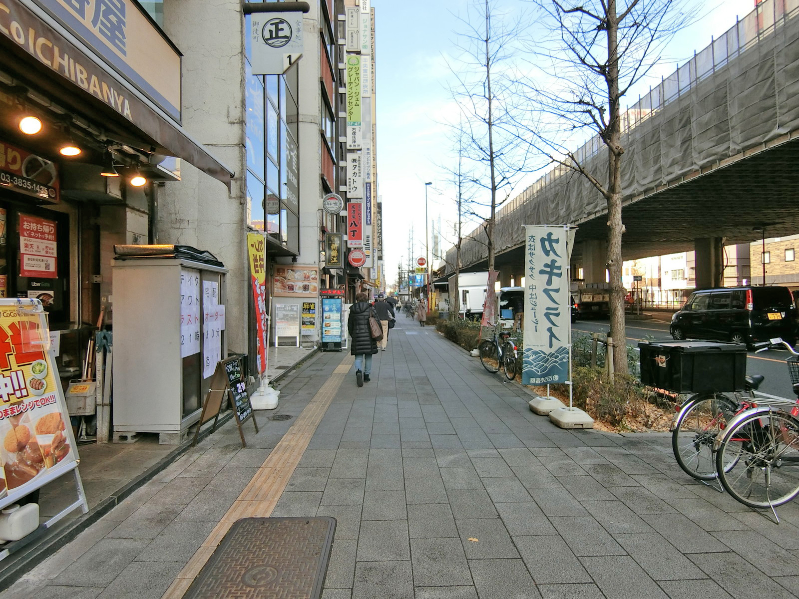 東和ビル前面の通り