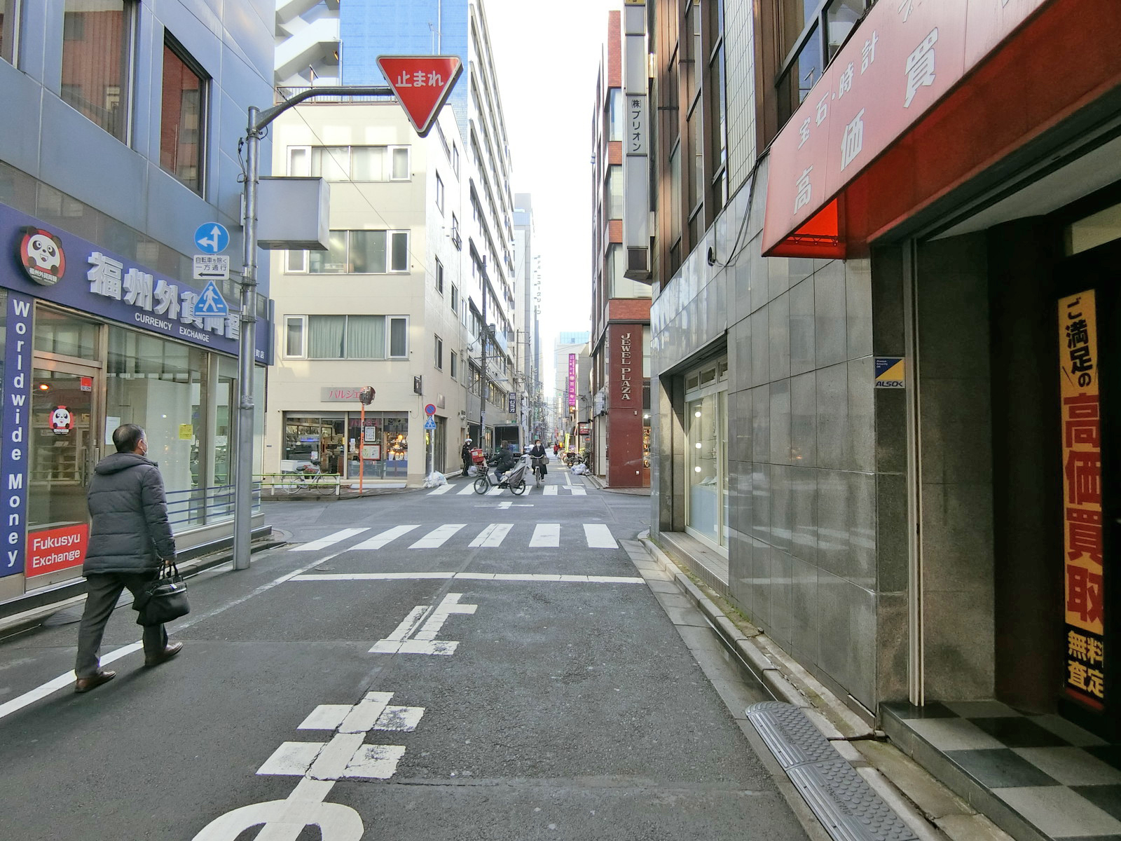 井上ビル前面の通り