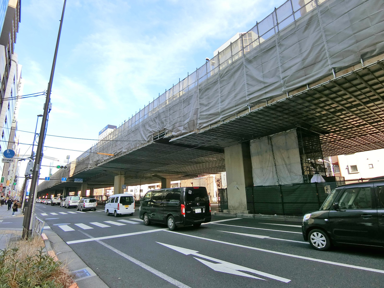 昭和通り沿いに立地
