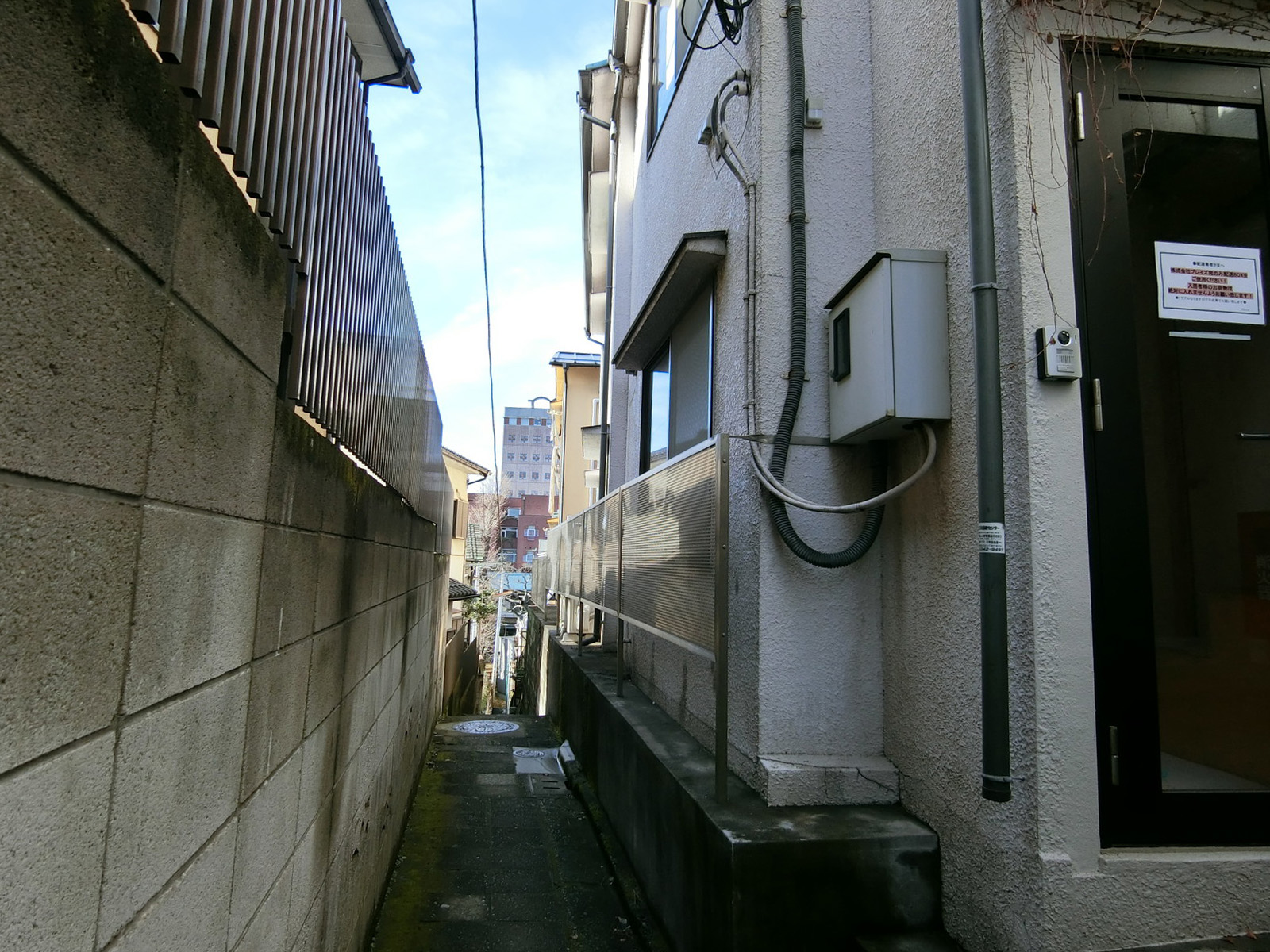 オフィス前面の通り