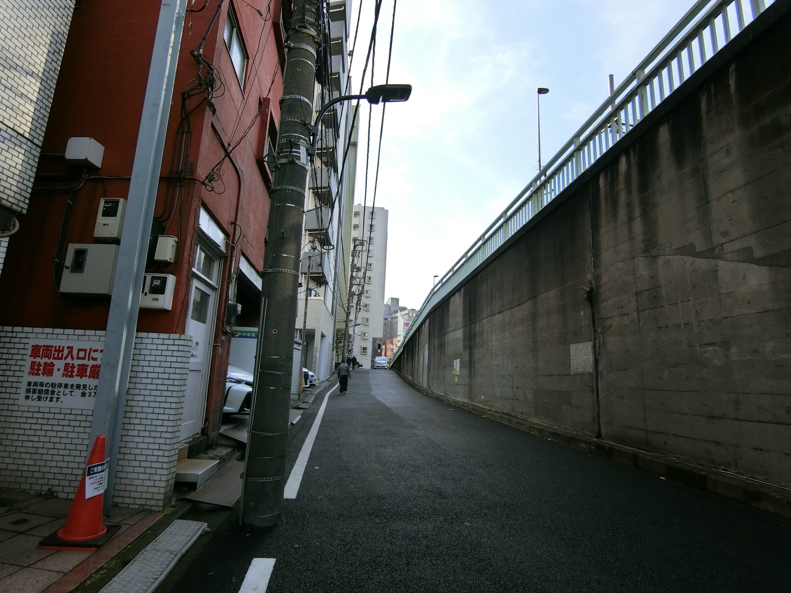 オフィスビル前面の通り