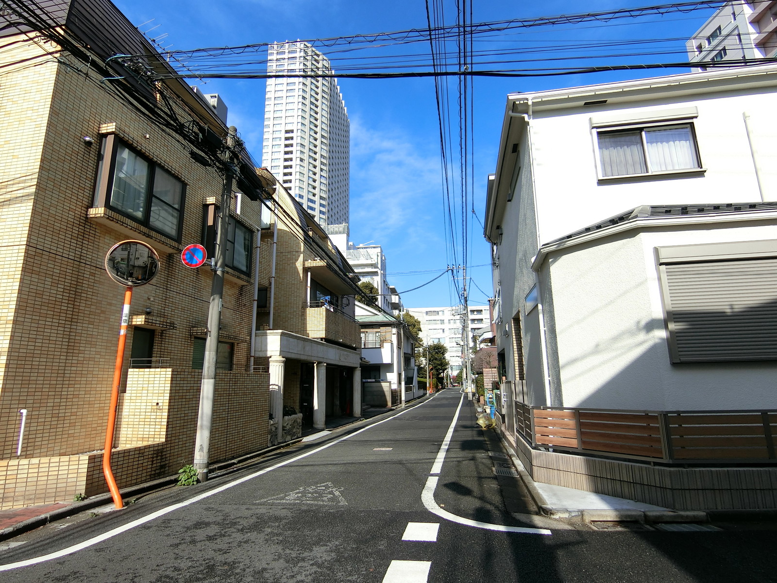 SAWAマンション前面の通り