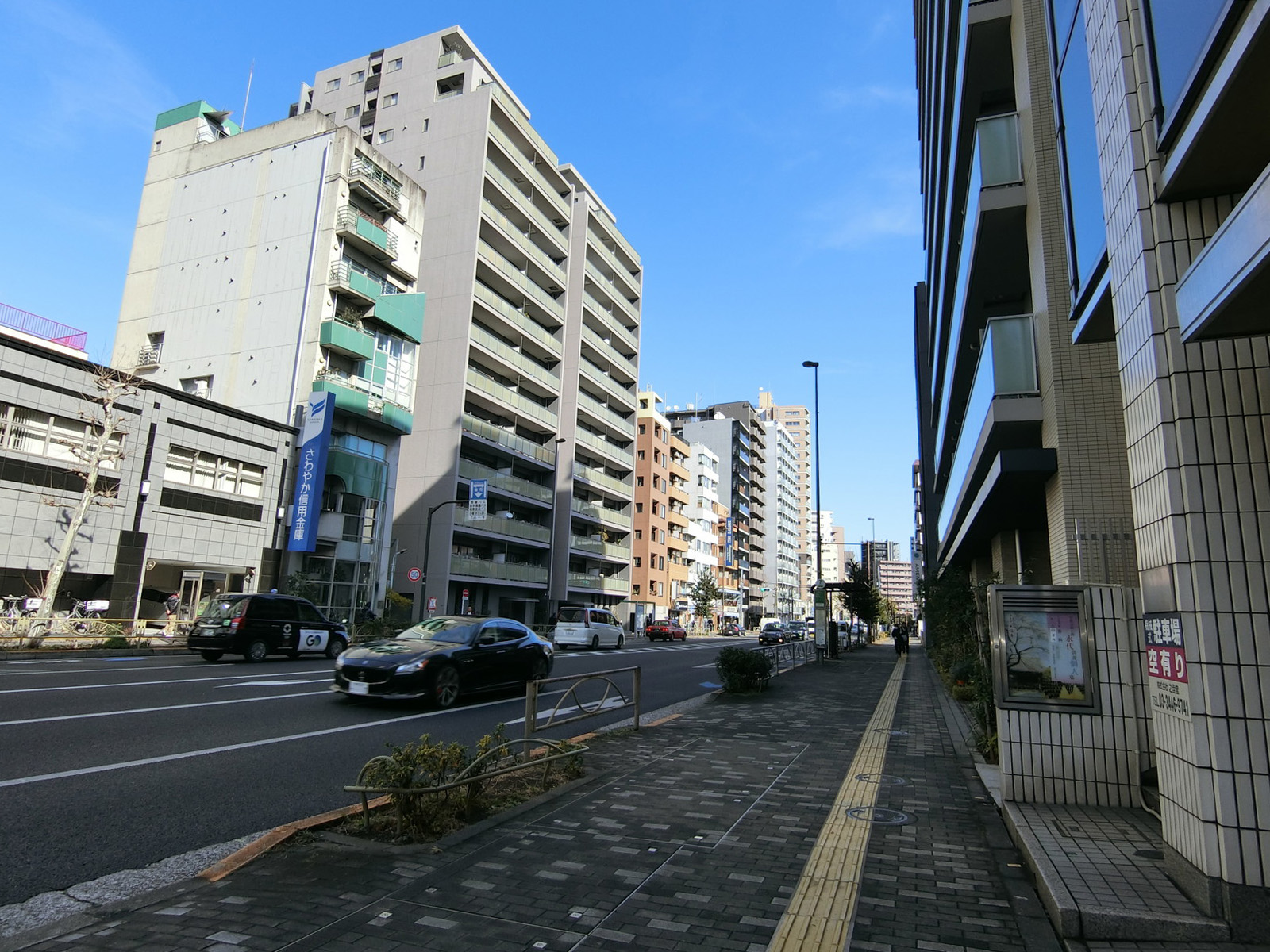 オフィスビル前面の通り