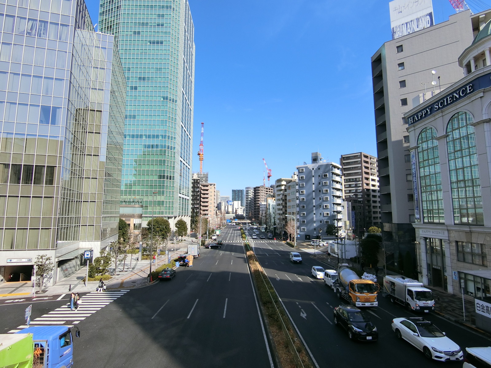 オフィス前面の桜田通り