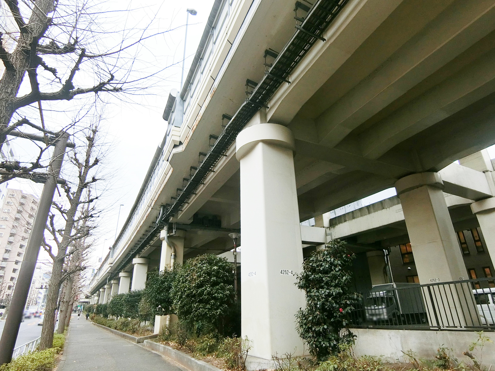 近くの首都高速4号新宿線