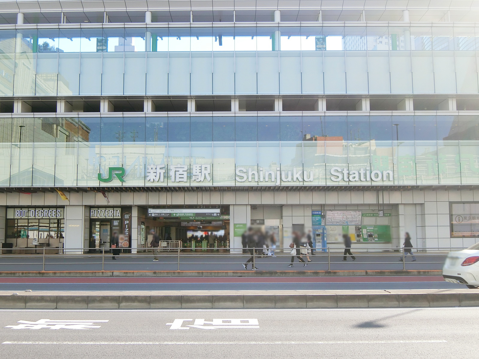 最寄りの「新宿駅」