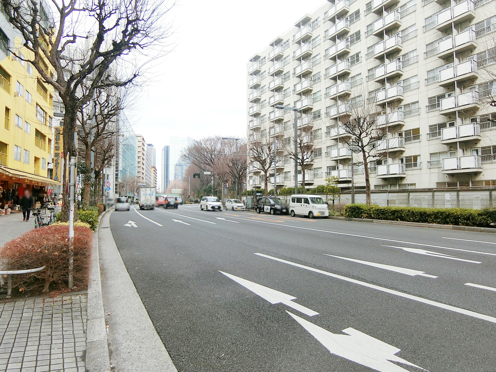 NOVEL WORK Shinjuku West前面の十二社通り