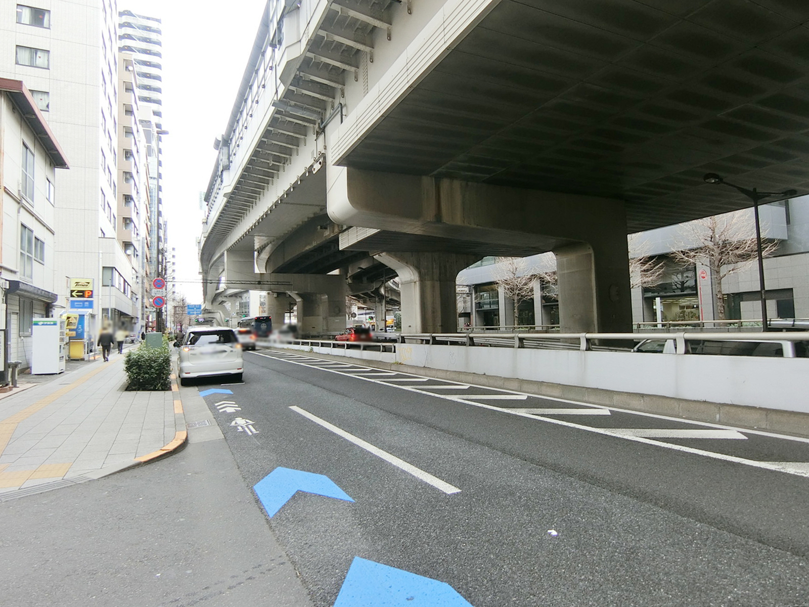 西新宿TOKビル前面の甲州街道