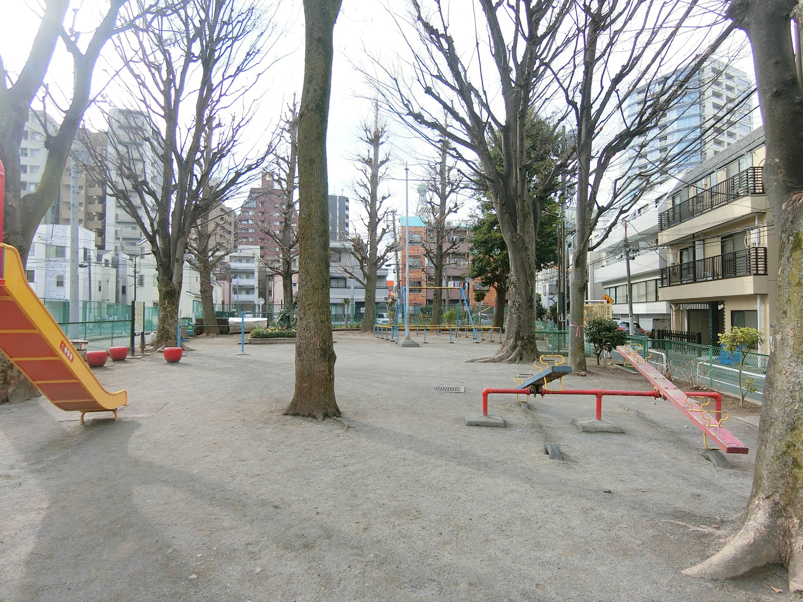 近くの新宿区立こばと児童遊園
