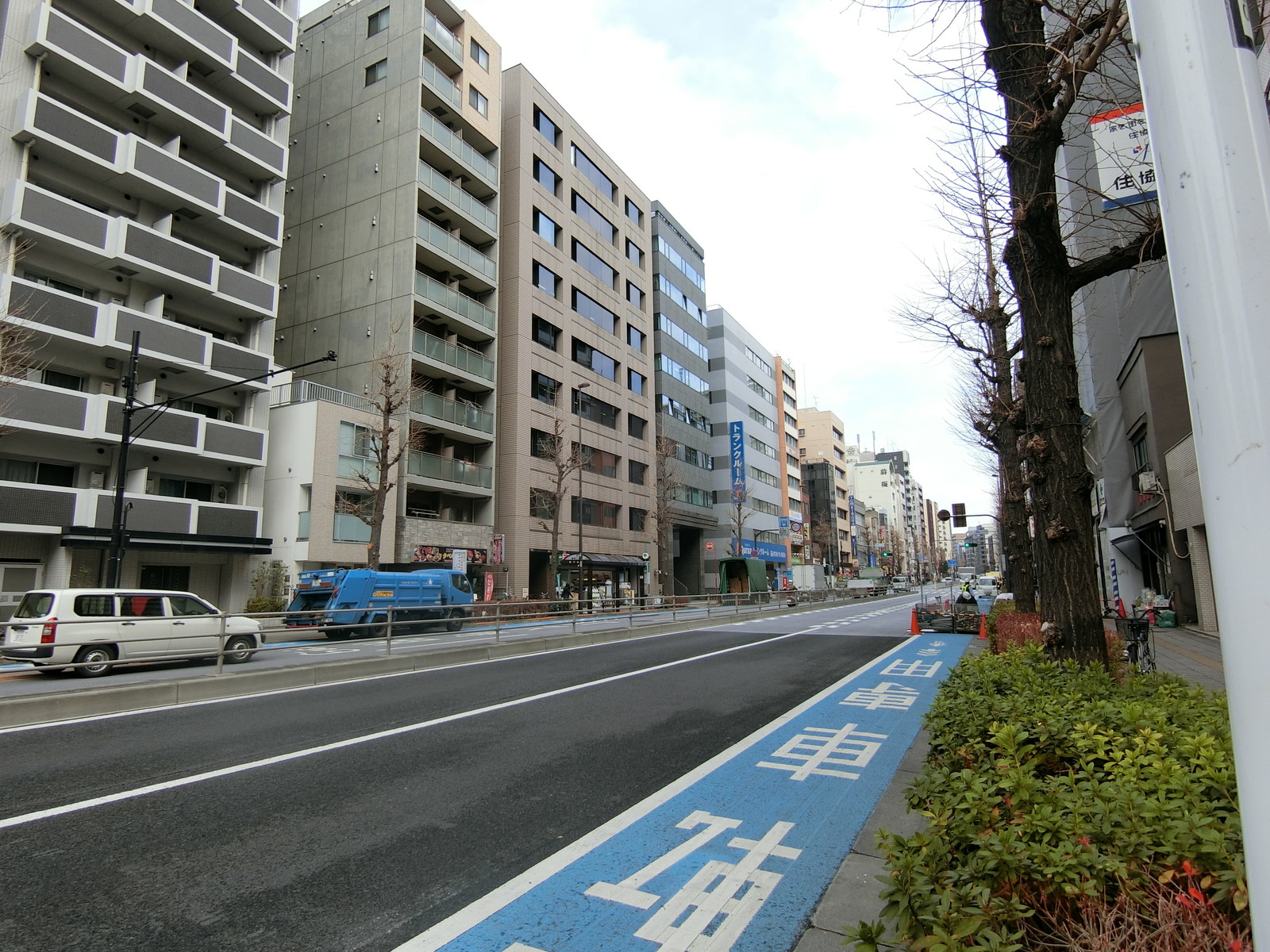 K-FRONTビル前面の江戸通り