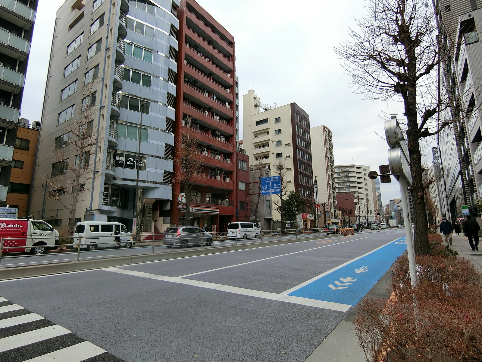 スワロータワー前面の江戸通り