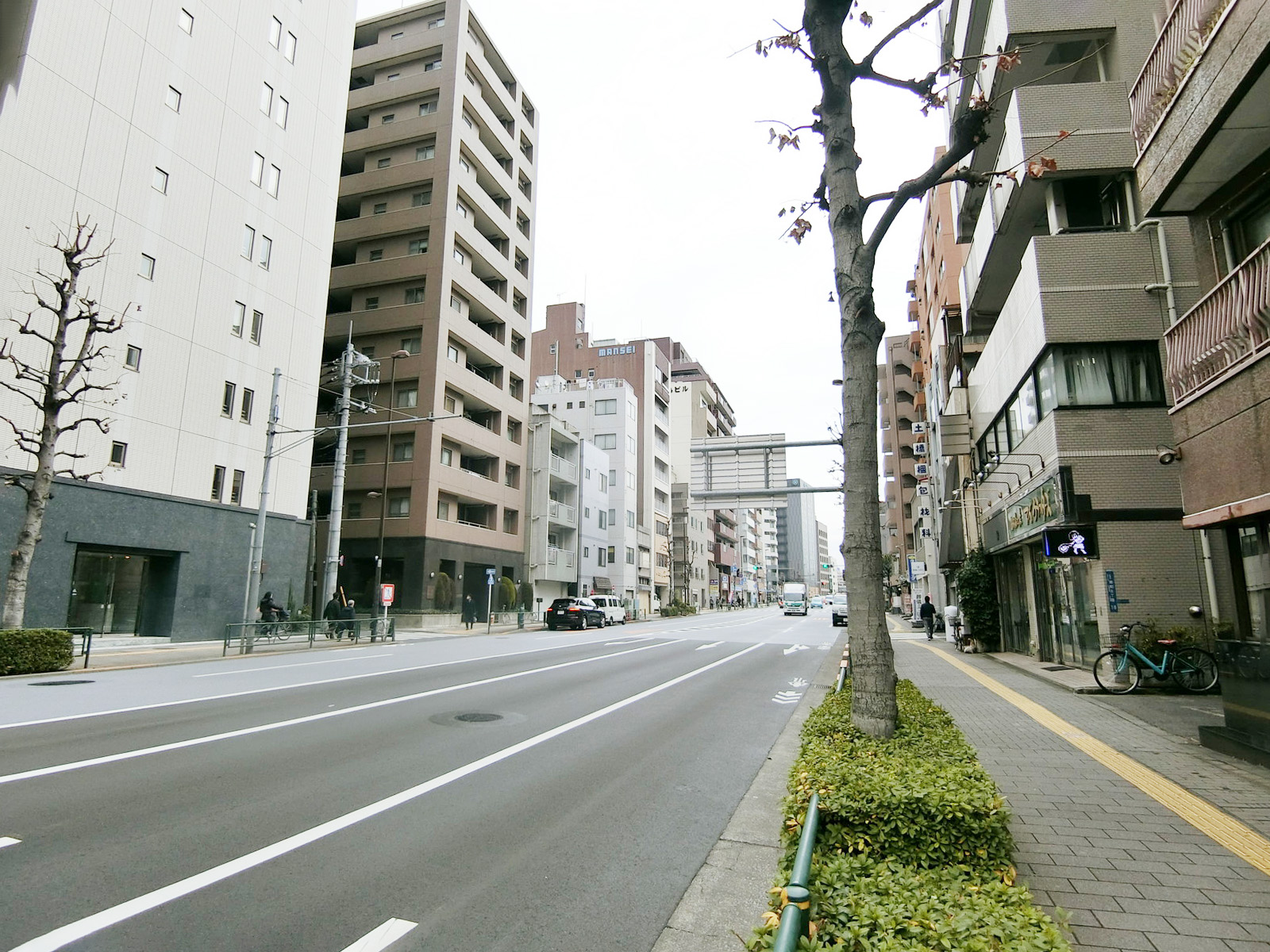 蔵前妙見屋ビル前面の春日通り