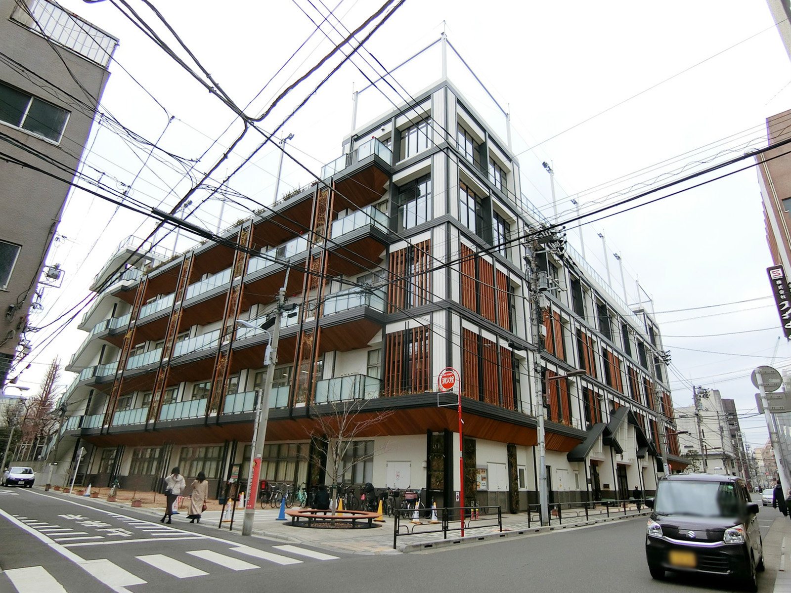 近くの台東区立蔵前小学校