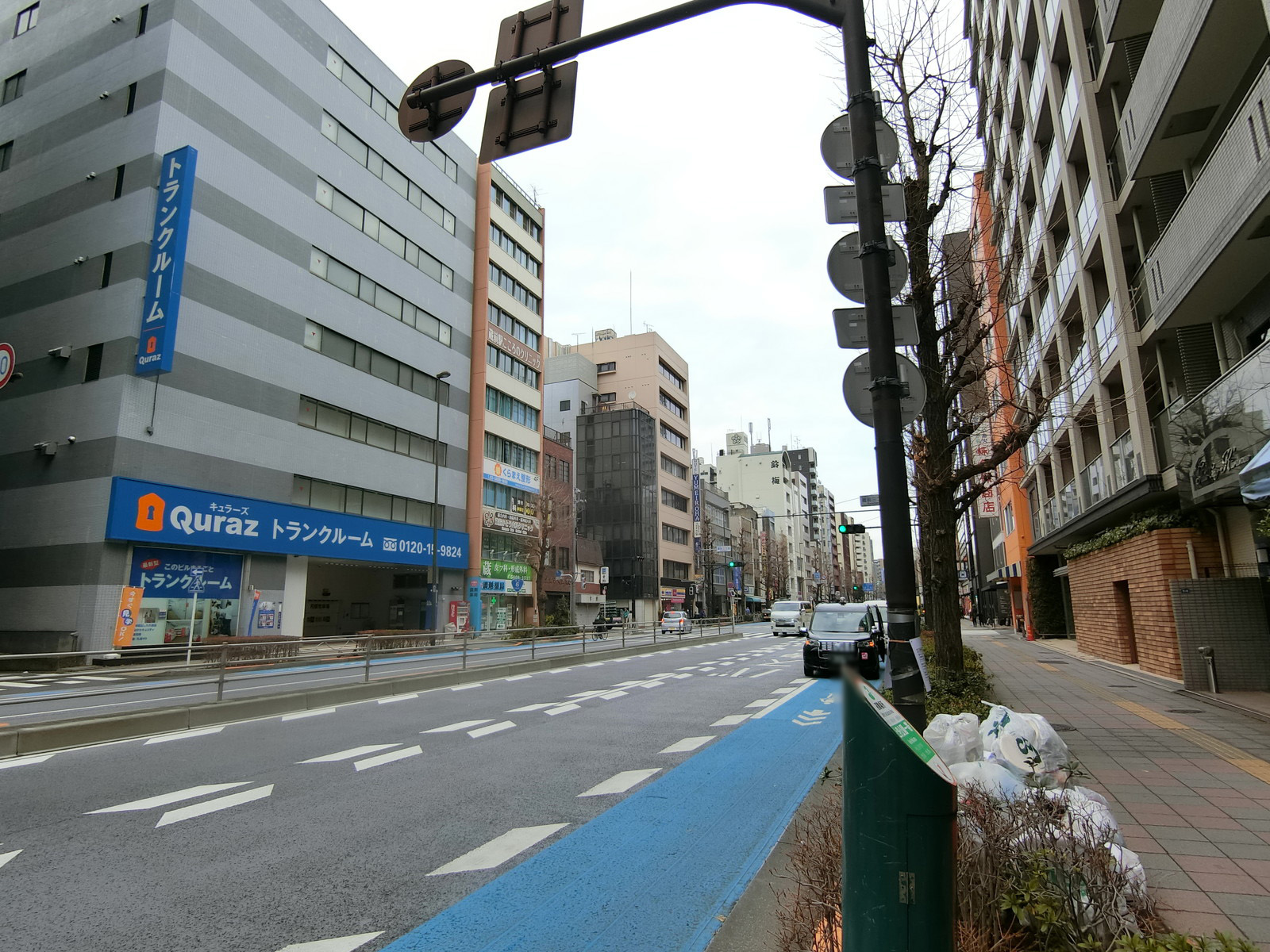 筑摩書房ビル前面の江戸通り